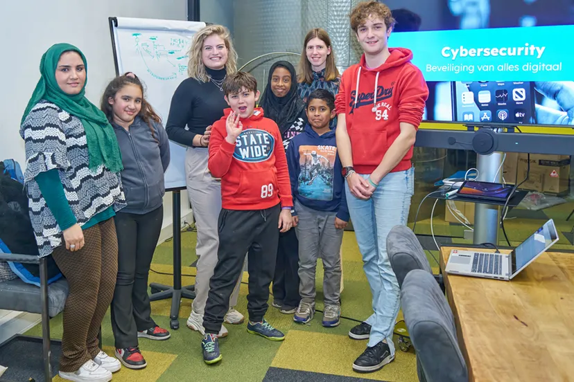 de kinderen van de piezo talentenacademie meerzicht krijgen in de dif les over cybersecurity fotograaf leon koppenol