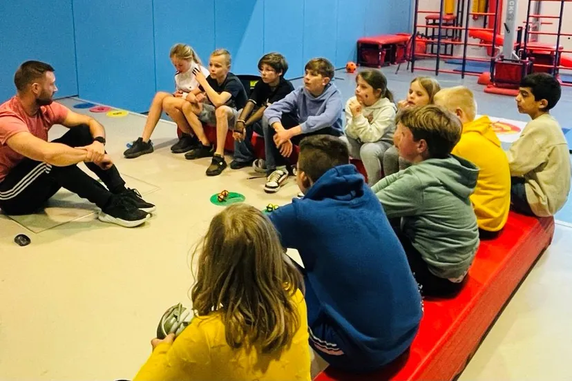 de kinderen van de piezo talentenacademie oosterheem leren over het beroep van gymdocent foto stichting piezo