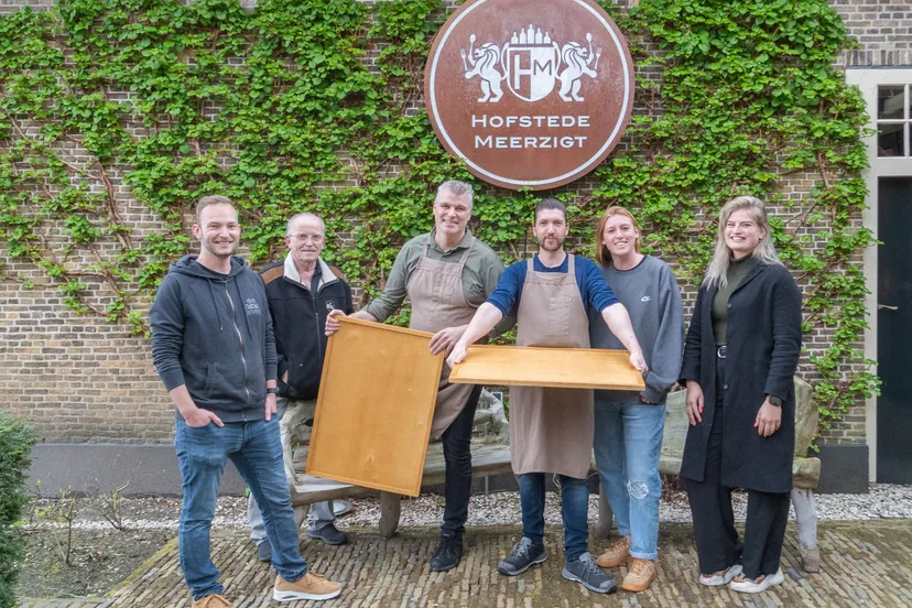 de makers van de piezo ambachtenwerkplaats en de koks van hofstede meerzigt met de zelfgemaakte dienbladen fotograaf jeroen stahlecker