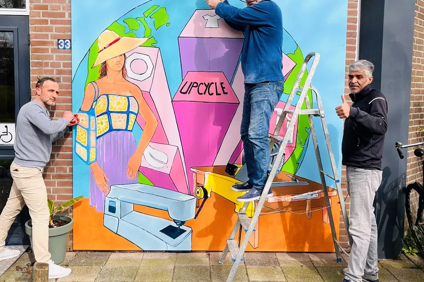 de muurschildering over duurzaamheid krijgt een mooi plekje aan de muur van de piezo ambachtenwerkplaats foto stichting piezo