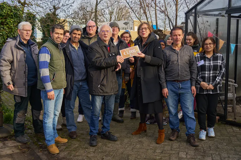 de pelgrimshoeve doneert 1000 euro ten behoeve van wijktuin noordhove fotograaf leon koppenol