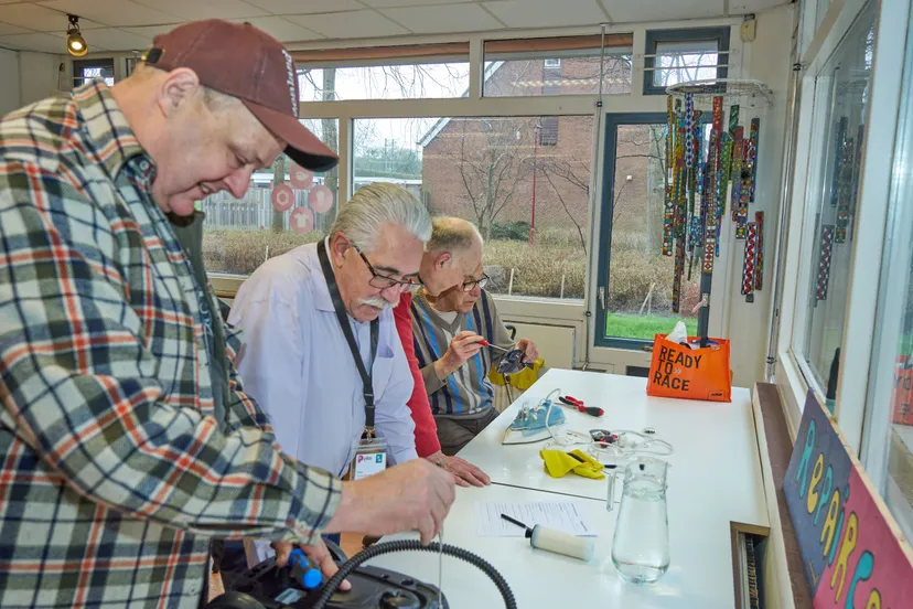 de vrijwilligers van het repair cafe helpen steeds meer zoetermeerders met hun kapotte apparaten fotograaf leon koppenol