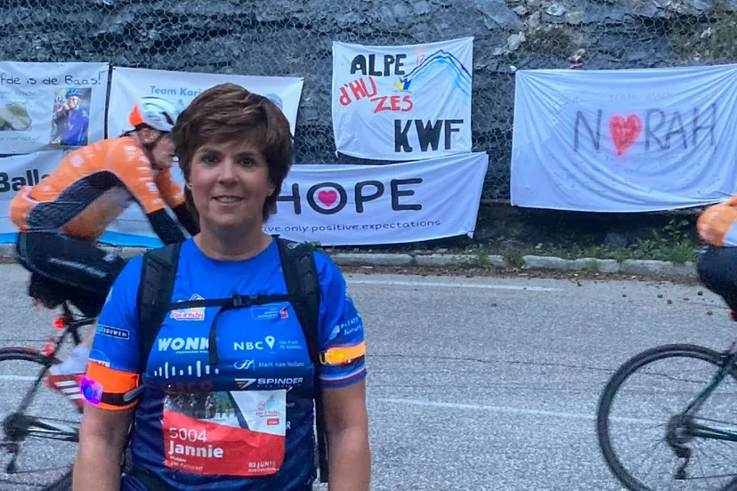 deelnemer jannie mulder met op de achtergrond het spandoek van onc parkdreef
