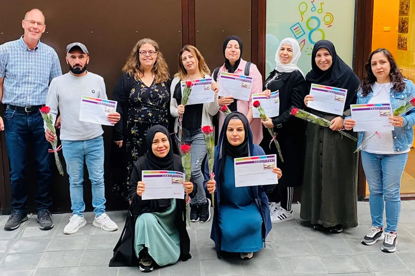 deelnemers aan de cursus opstap naar maatschappelijke participatie hebben hun certificaat van deelname in ontvangst mogen nemen foto stichting piezo