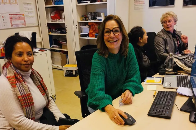 deelnemers nieuwe opleidingsgroep schrijven zich in 1 foto stichting piezo