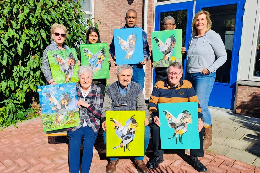 deelnemers van de tekenles van piezocentrum buytenwegh poseren met hun nieuwste kunstwerken foto stichting piezo