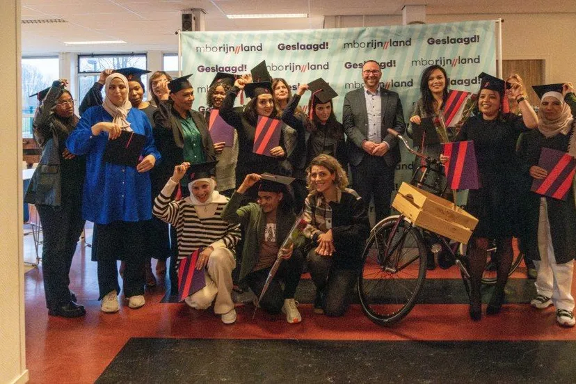 deelnemers van het opleidingstraject van piezo en mborijnland ontvingen hun welverdiende mbo 2 diploma na twee jaar hard werken aan studie en stage fotograaf jeroen stahlecker
