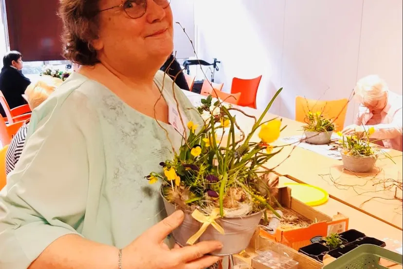 deelnemers van het vonkje maken prachtige paasstukjes foto stichting piezo