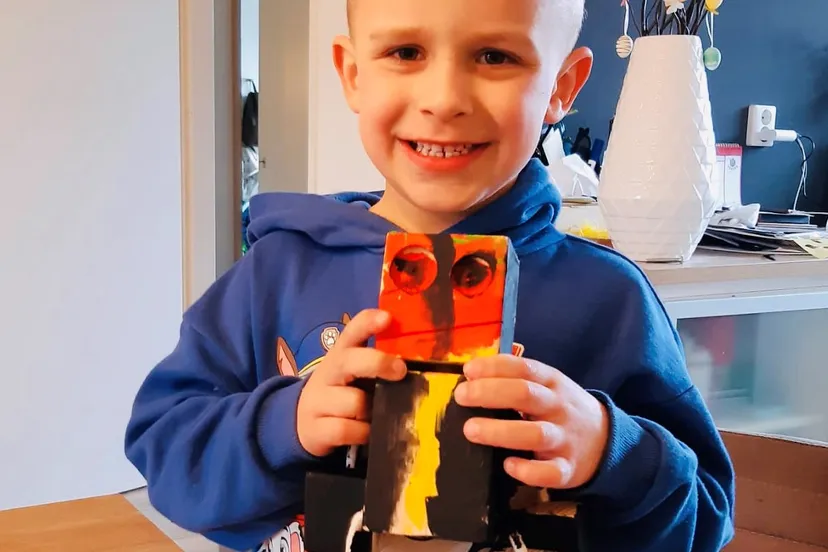deze jongen heeft de houten robot uit het winkeltje van de piezo ambachtenwerkplaats zelf thuis in elkaar gezet en mooi geverfd foto 1