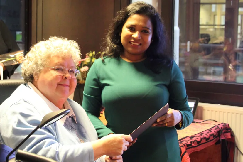 diploma uit handen van wethouder marijke van der meer fotograaf marja de laaf