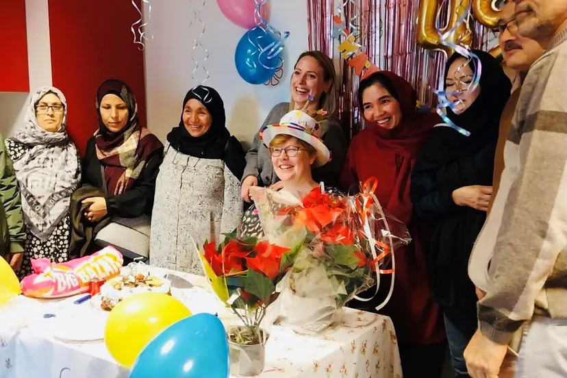 docent inburgering van piezo janita werd op haar verjaardag verrast door de inburgeraars van haar les foto stichting piezo