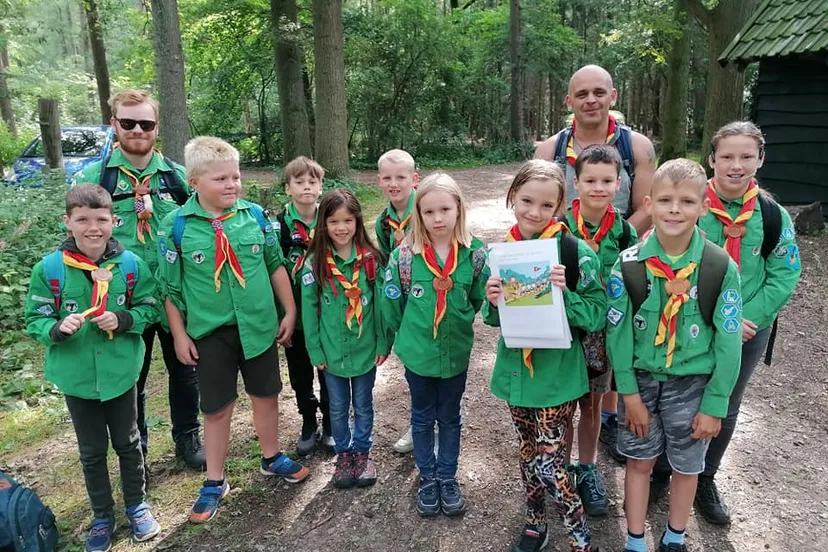 een groepje welpen bij start van de hike