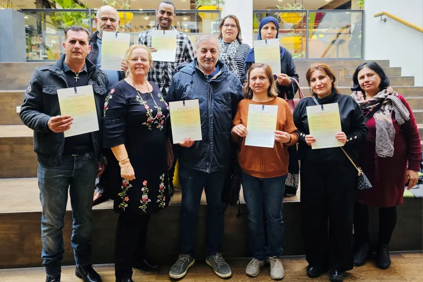 een trotse groep deelnemers met hun certificaten participatieverklaring foto stichting piezo