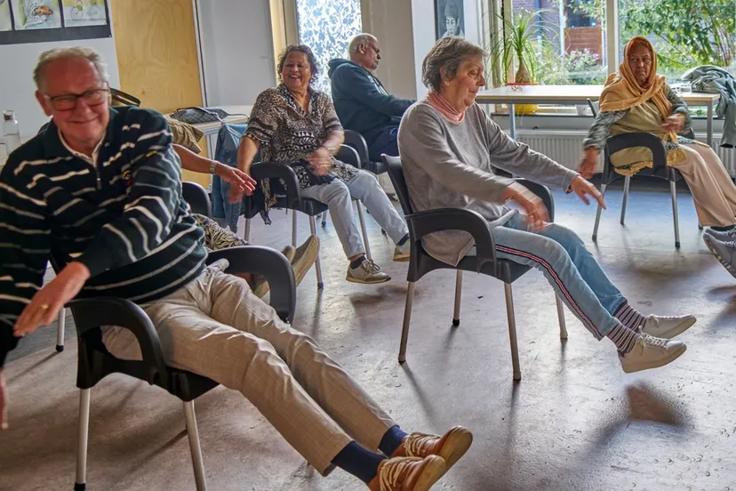 elke vrijdag zijn er beweegactiviteiten voor ouderen bij inzet buytenwegh gevogld door lunch en spellen fotograaf leon koppenol