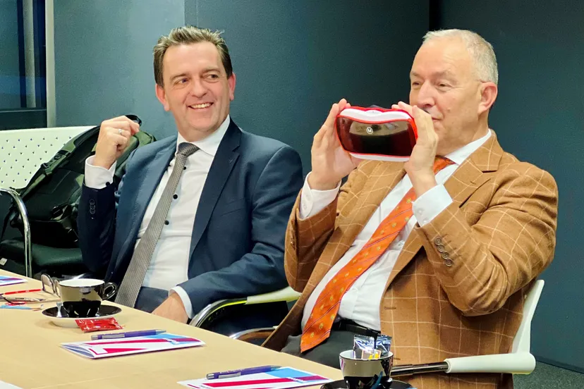 foto 1 aboutaleb probeert zorgtoepassing retrospective 2d bril uit