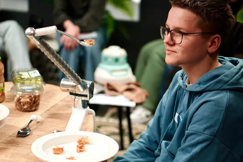 foto 1 scholier die eten met robotarm uitprobeert