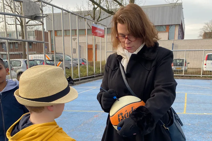 foto jakobien groeneveld zet de namen van de kinderen op de basketballen kopie