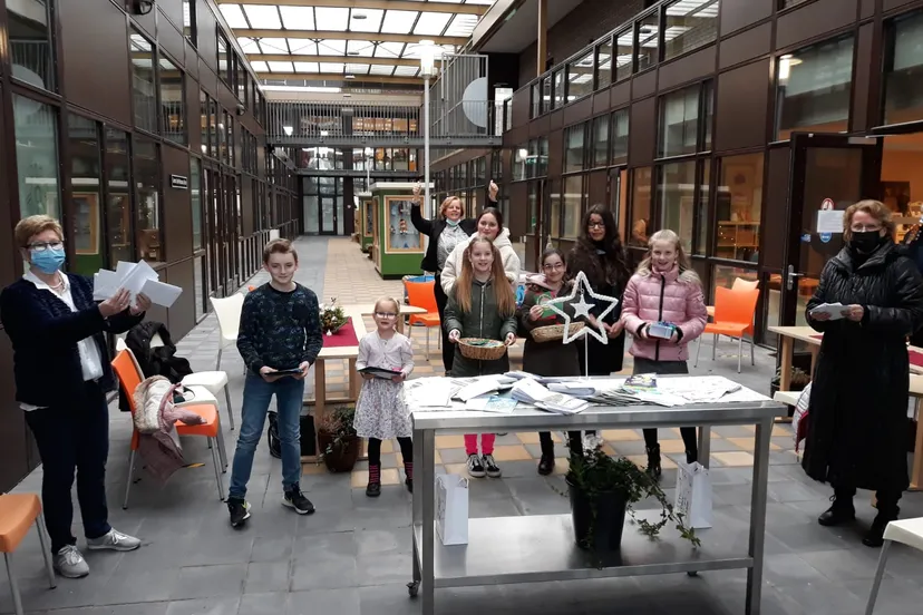foto scholen maken kerstkaarten voor ouderen in de wijk
