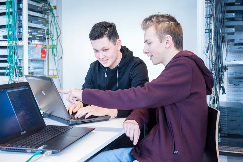 foto studenten ict aan het werk
