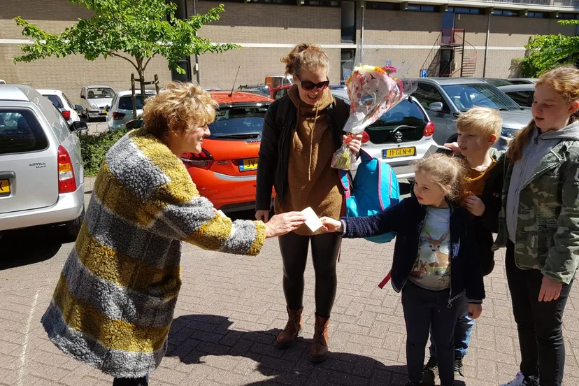 geslaagd balkonconcert met bingo molenwijkflat dunantstraat2