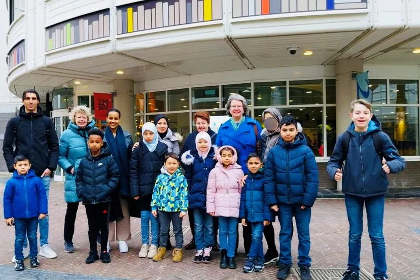 gezinnen van de voorleesexpress bezoeken het kinderboekenmuseum foto stichting piezo