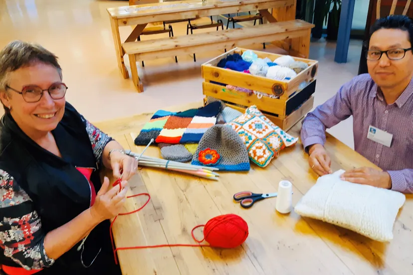 haken breien en borduren bij de ambachtenwerkplaats foto stichting piezo