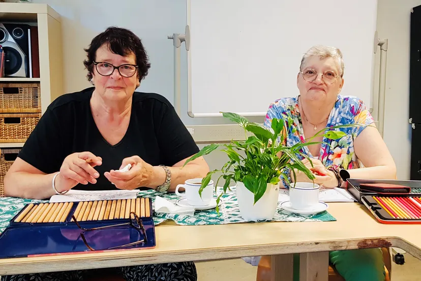 handwerken in de huiskamer van inzet centrum fotograaf stichting piezo