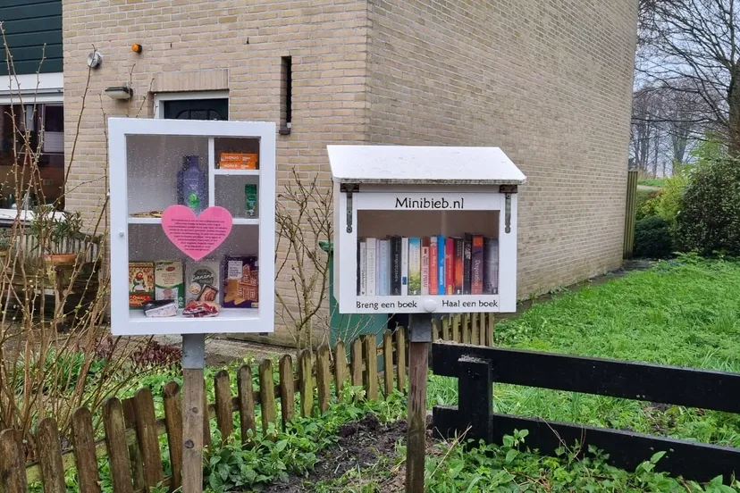 het door vrijwilligers van de houtwerkplaats van de piezo ambachtenwerkplaats gemaakte buurtkastje aan de obrechtrode foto gemaakt door een buurtbewoner