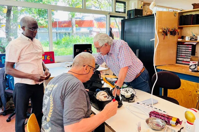 het repair cafe in de piezo ambachtenwerkplaats wordt goed bezocht foto stichting piezo