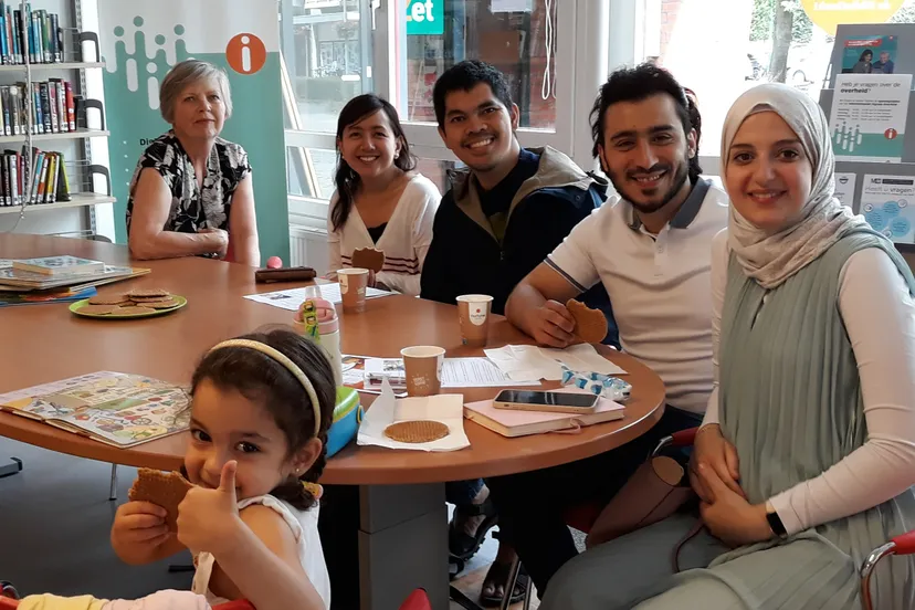 het taalproject opstart van piezo en bibliotheek zoetermeer is feestelijk afgesloten met koffie en stroopwafels foto stichting piezo