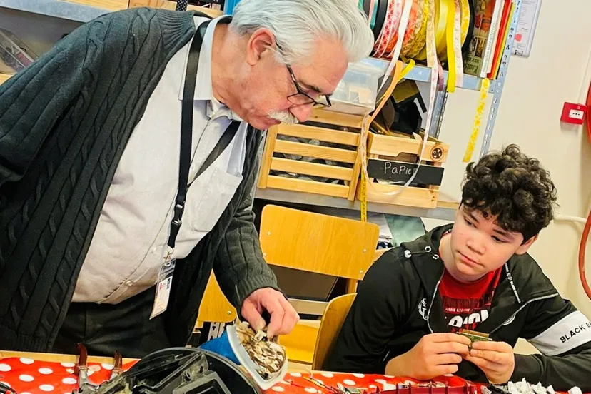 joey van zorgboerderij swaenensteyn en vrijwilliger hans tijdens de workshop apparaten slopen foto stichting piezo