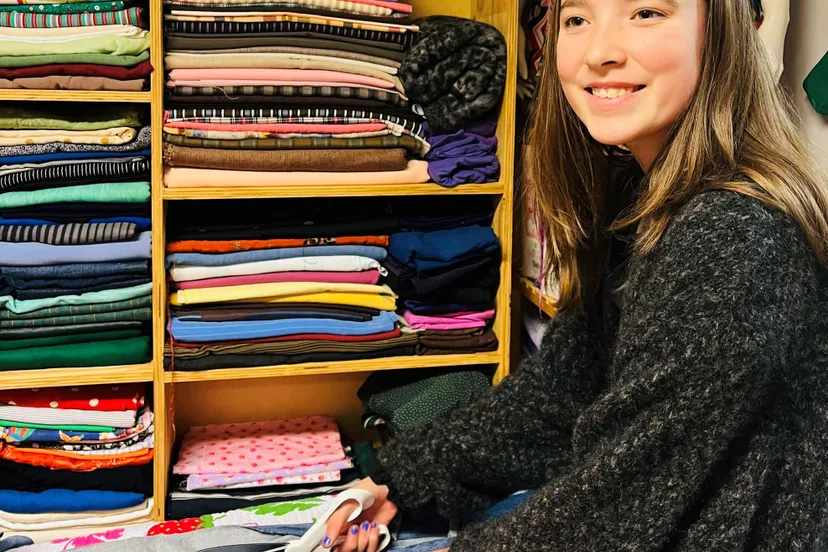 jongeren leren zelf kleding maken bij de ambachtenwerkplaats foto stichting piezo