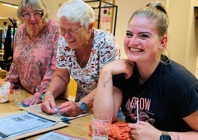 kaarten maken en andere creatieve workshops bij de piezo ambachtenwerkplaats foto stichting piezo