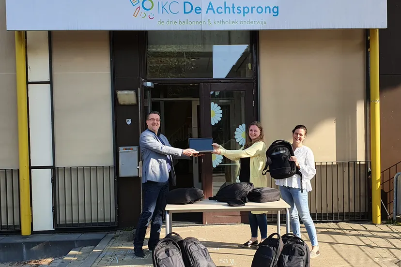 kick ict doneert laptops aan basisschool de achtsprong