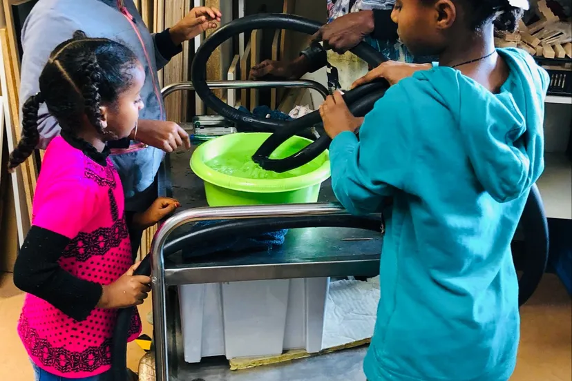 kinderen ambachtenwerkplaats leren fietsbanden plakken fotograaf stichting piezo