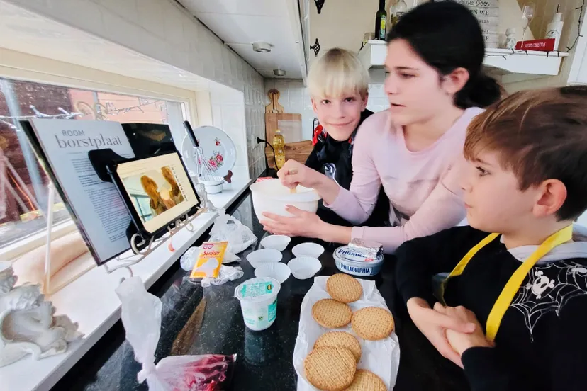 kinderen bakken hun eigen taart in hun eigen keuken fotograaf ouder piezo talentenacademie