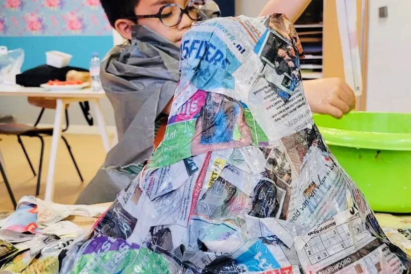 kinderen bouwen een grote vulkaan in de ambachtenwerkplaats fotograaf stichting piezo