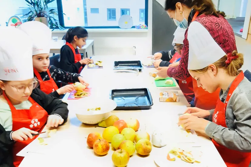 kinderen in meerzicht maken bij piezo en kinderresto een gezond ontbijt fotograaf stichting piezo