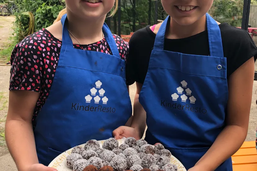 kinderen koken heerlijke gerechten in wijktuin noordhove foto stichting piezo