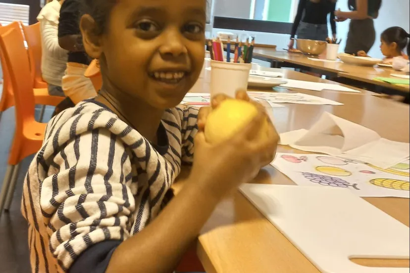 kinderen krijgen bij de vakantieacademie les over gezonde voeding foto stichting piezo