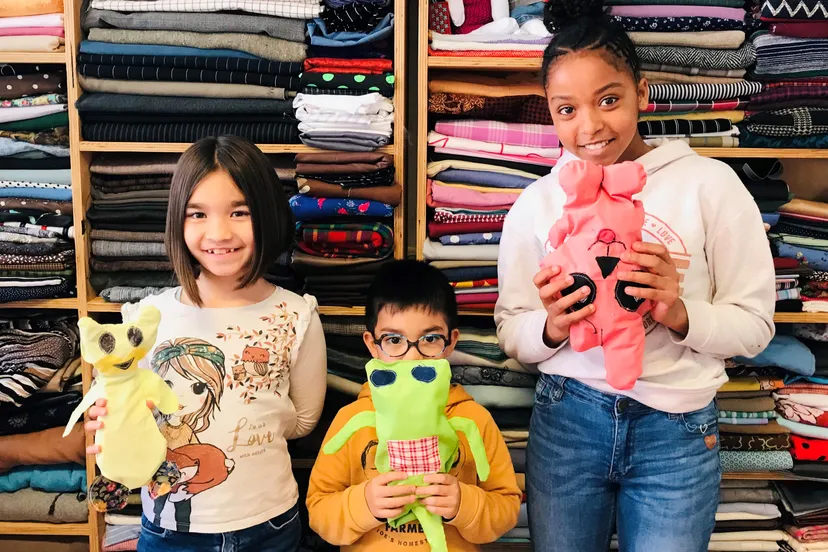 kinderen laten trots hun bij de ambachtenwerkplaats zelf ontworpen en zelfgemaakte knuffel zien fotograaf stichting piezo