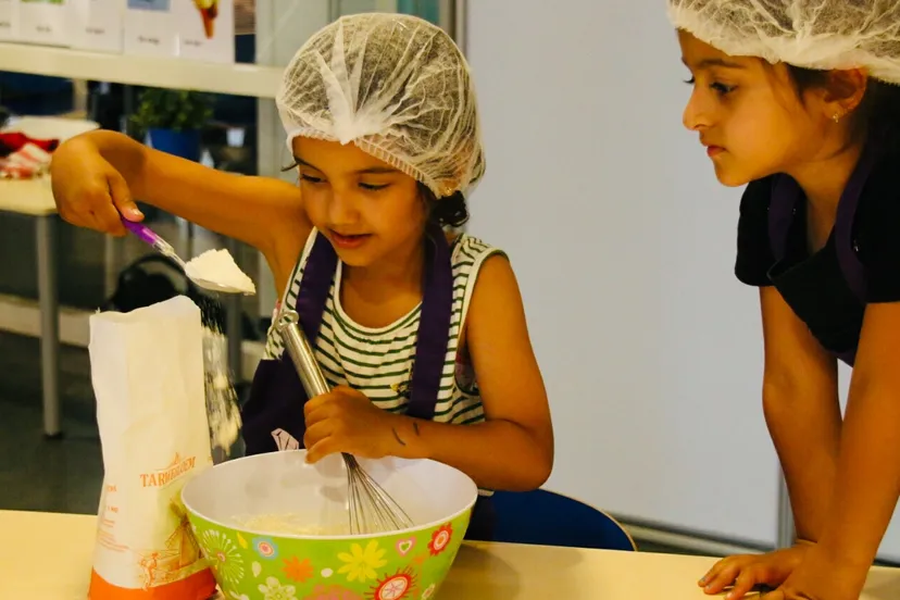 kinderen leren koken