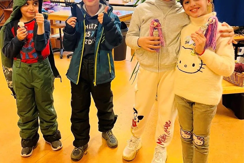 kinderen maakten bij de kinder ambachtenwerkplaats van ijzerdraad en stof hun eigen batman of zeemeermin foto stichting piezo