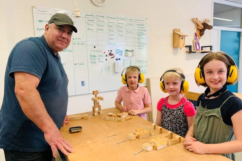 kinderen maken eigen robot in de houtwerkplaats van de piezo ambachtenwerkplaats foto stichting piezo