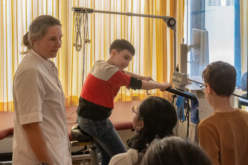 kinderen piezo talentenacademie in het langeland ziekenhuis in gesprek met de cardioloog fotograaf jeroen stahlecker