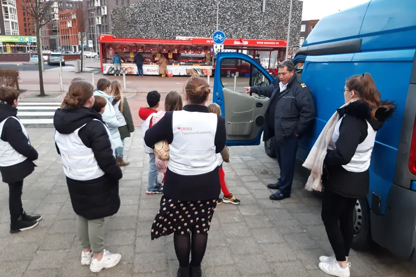 kinderen piezo talentenacademie op bezoek bij de marktmeester fotograaf stichting piezo