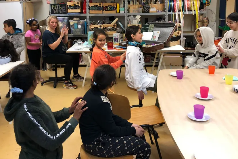 kinderen talentenacademie krijgen gastles van een yoga instructeur fotograaf stichting piezo