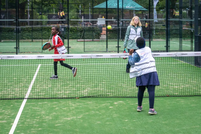 kinderen talentenacademie maken kennis met het reilen en zeilen op een tennisvereniging fotograaf jeroen stahlecker