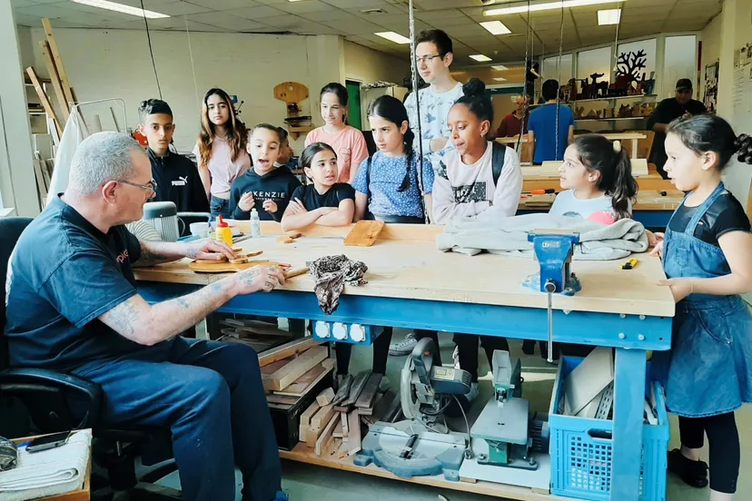 kinderen talentenacademie maken kennis met het vak houtbewerken fotograaf stichting piezo
