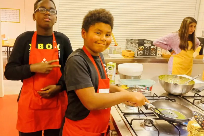 kinderen uit palenstein leren koken tijdens de lessen van piezo en kinderresto foto stichting piezo